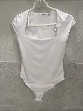 CLOTH Women’s White Square Neck Cap Sleeve Bodysuit - Size Medium